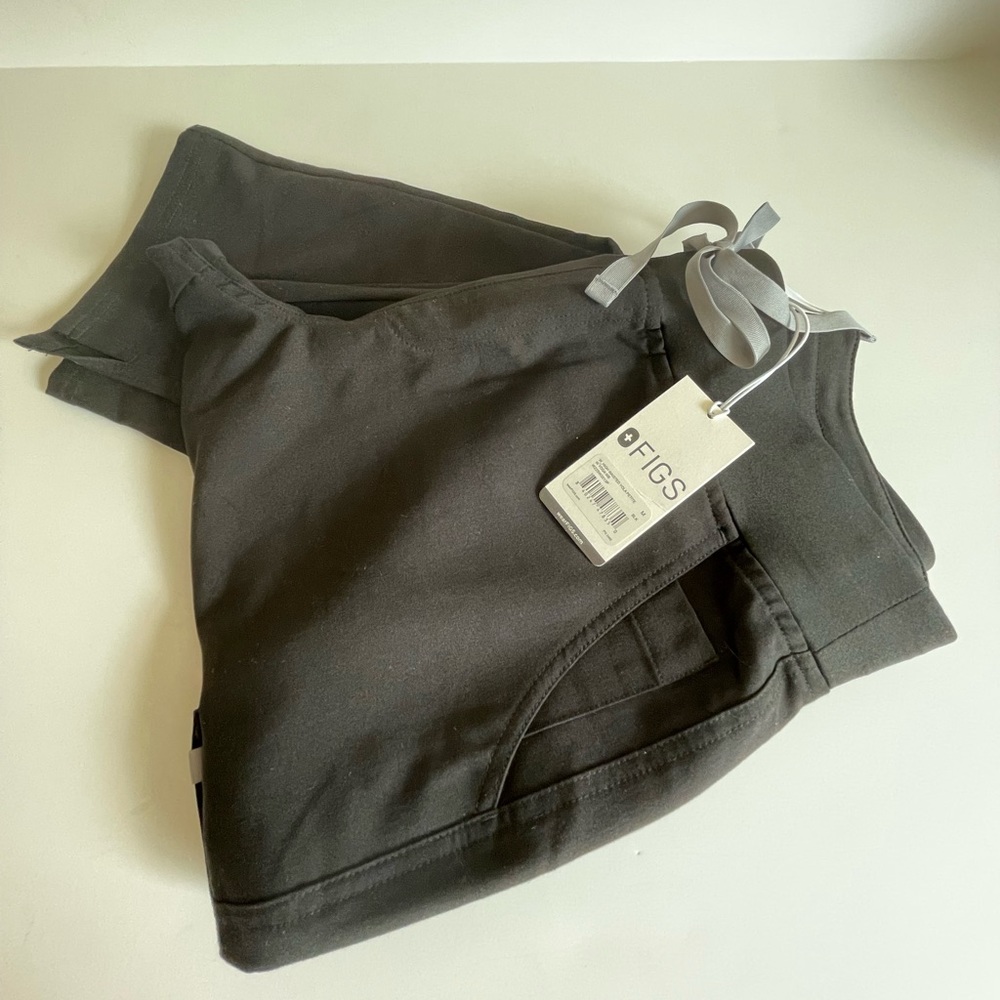 Figs black scrub pants petite length